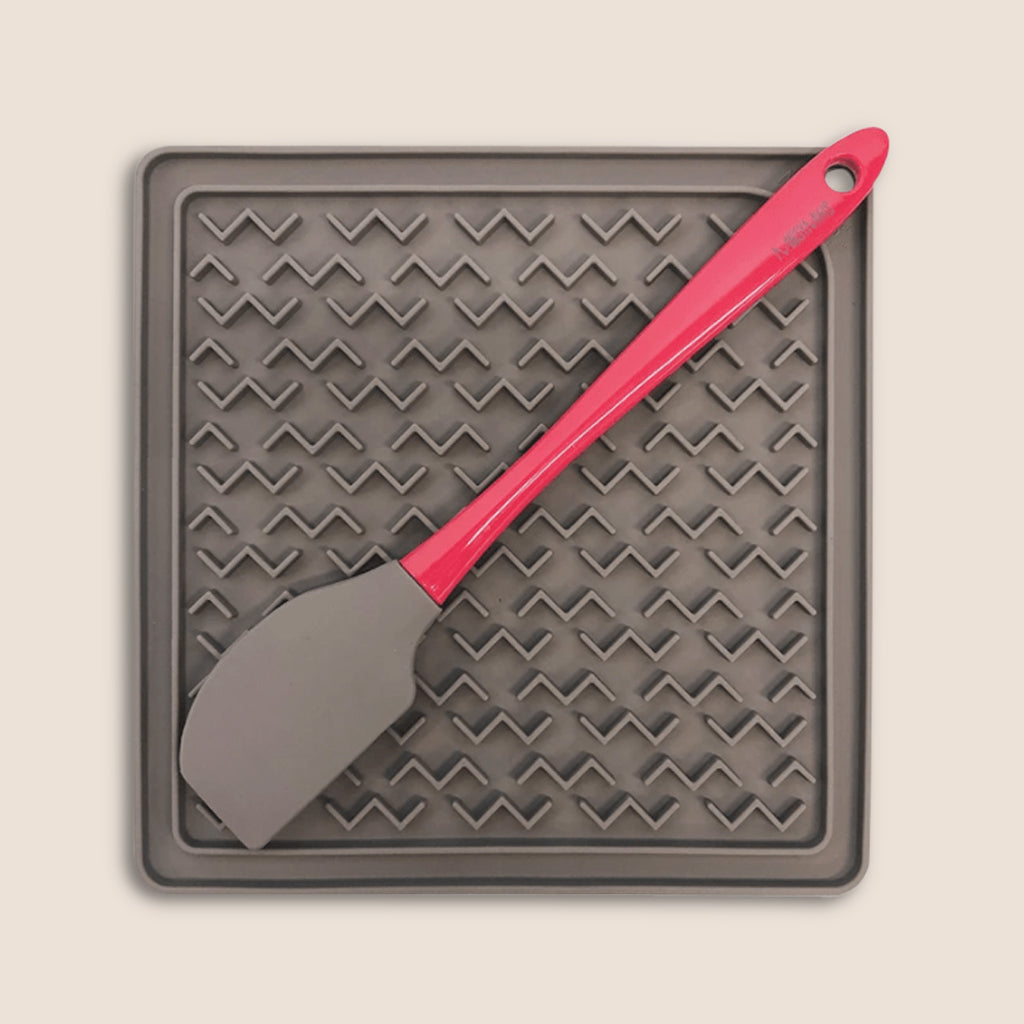 https://www.polkadog.com/cdn/shop/products/messy-mutts-interactive-lick-mat-with-spatula-1_750x@2x.jpg?v=1604544905